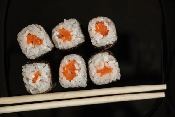 三文鱼寿司 隔离的黑色背景特写 餐馆食物 — 图库照片