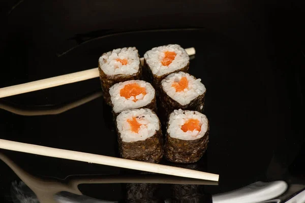 三文鱼寿司 隔离的黑色背景特写 餐馆食物 — 图库照片