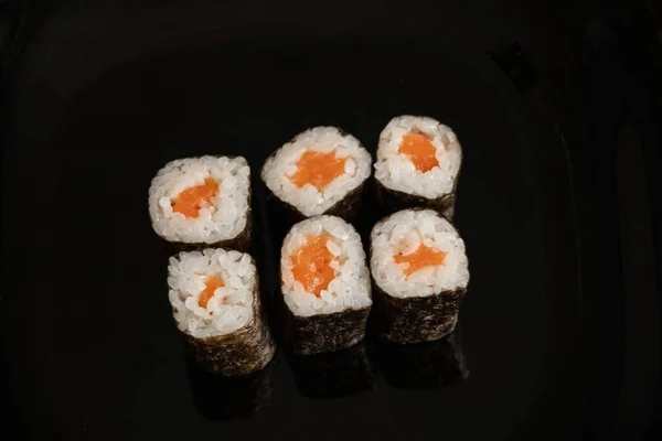 Sushi Łososiem Odizolowanym Czarnym Tle Zbliżenie Restauracja Żywności — Zdjęcie stockowe