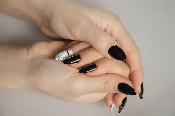 Uñas Extendidas Con Manicura Blanco Negro Sobre Fondo Gris Manicura —  Fotos de Stock