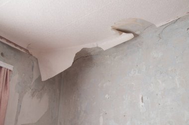 Konut binasının duvarındaki eski duvar kağıtlarını sökmek, bir apartman dairesini yenilemek.
