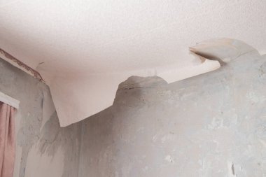Konut binasının duvarındaki eski duvar kağıtlarını sökmek, bir apartman dairesini yenilemek.