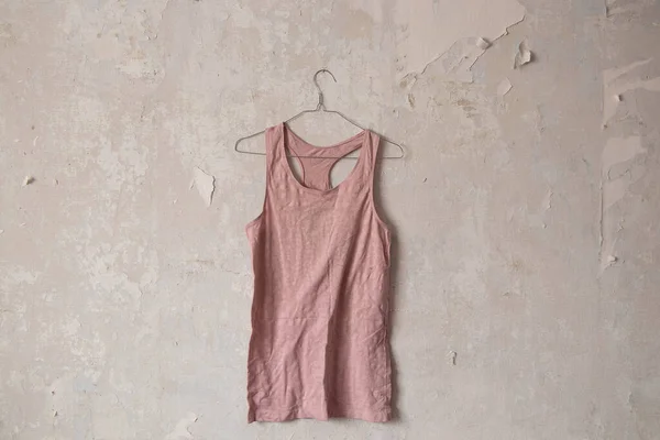 Rosa Shirt Hängande Galge Gammal Smutsig Vit Vägg Hemma — Stockfoto