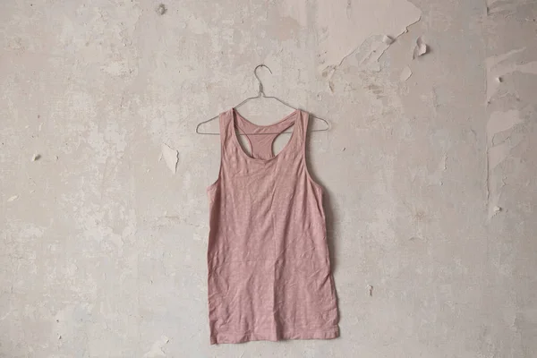 Camiseta Rosa Colgando Una Percha Una Vieja Pared Blanca Sucia —  Fotos de Stock