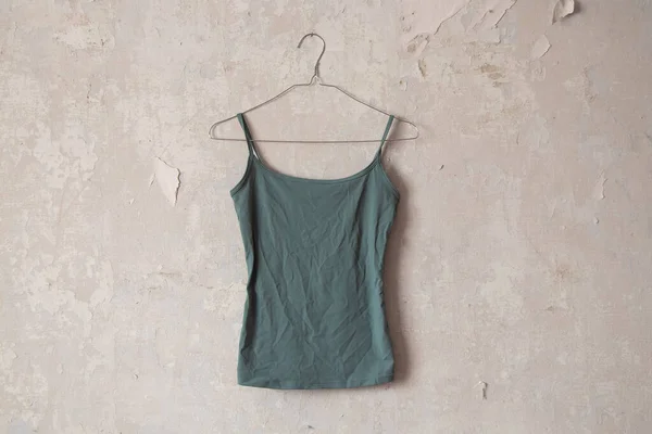 Zelené Tričko Zavěšené Ramínku Staré Špinavé Bílé Stěně Doma — Stock fotografie