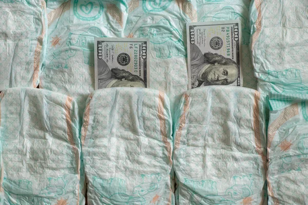 Ukrayna Dnipro 20.12.2020 - bebek bezi ve 100 Amerikan dolarının yanında bebek bezi fiyatı