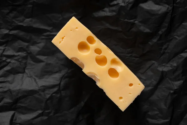 孤立背景上有孔的奶酪片 — 图库照片