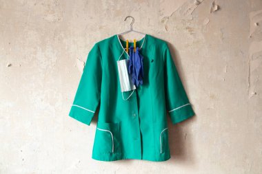 Ukraynalı hemşire kostümü bir evin eski beyaz duvarında asılı.