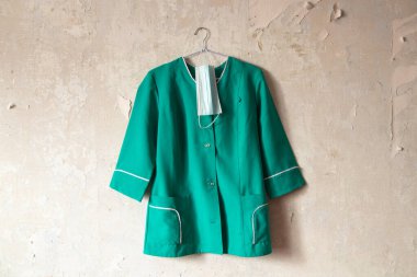 Ukraynalı hemşire kostümü bir evin eski beyaz duvarında asılı.