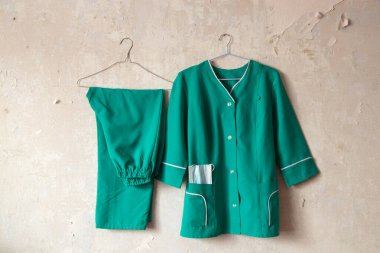 Ukraynalı hemşire kostümü bir evin eski beyaz duvarında asılı.