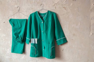 Ukraynalı hemşire kostümü bir evin eski beyaz duvarında asılı.