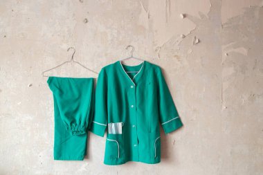 Ukraynalı hemşire kostümü bir evin eski beyaz duvarında asılı.