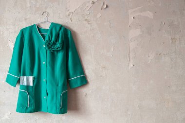 Ukraynalı hemşire kostümü bir evin eski beyaz duvarında asılı.