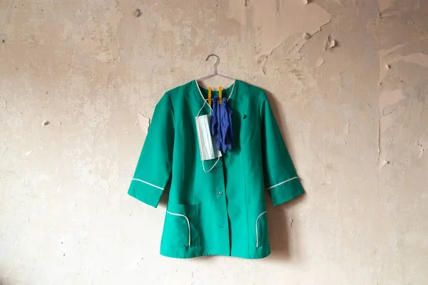 Ukraina Sjuksköterska Kostym Hängande Vit Gammal Vägg Ett Hus — Stockfoto