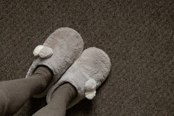 Benen Van Een Meisje Warme Maillot Grijs Zachte Warme Slippers — Stockfoto