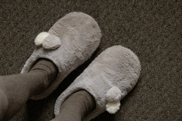 Benen Van Een Meisje Warme Maillot Grijs Zachte Warme Slippers — Stockfoto