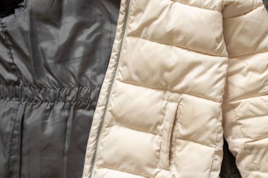 Arka plan olarak fermuarlı beyaz kış kadın yastıklı ceket