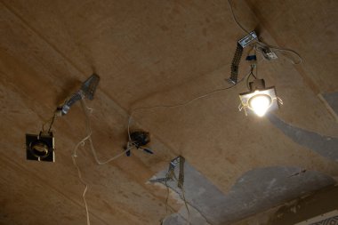 Dairenin tavanına elektrik lambası ve kablo döşeme, tamir