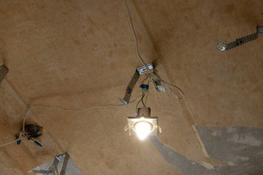 Dairenin tavanına elektrik lambası ve kablo döşeme, tamir