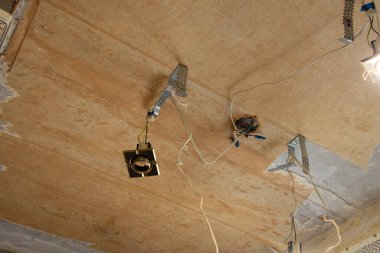 Dairenin tavanına elektrik lambası ve kablo döşeme, tamir