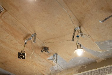 Dairenin tavanına elektrik lambası ve kablo döşeme, tamir
