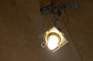 Dairenin tavanına elektrik lambası ve kablo döşeme, tamir