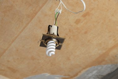 Dairenin tavanına elektrik lambası ve kablo döşeme, tamir