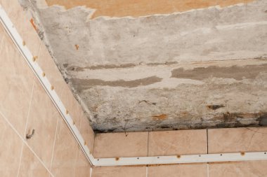 Dairenin tadilatı için tavanın sökülmesi, eski tavan beton.