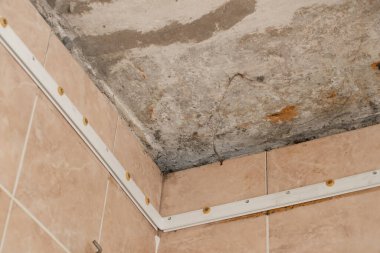 Dairenin tadilatı için tavanın sökülmesi, eski tavan beton.