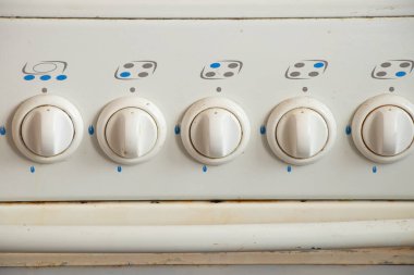 Gaz ocağındaki beyaz düğme ayarlama düğmeleri