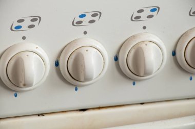 Gaz ocağındaki beyaz düğme ayarlama düğmeleri