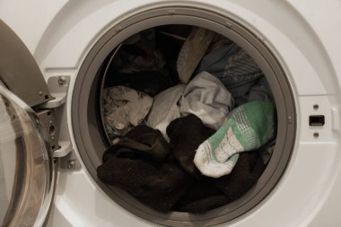 Banyodaki çamaşır makinesindeki temiz şeyleri kapat.