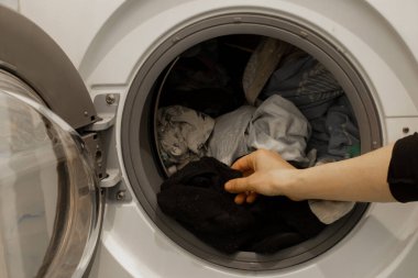 Banyodaki çamaşır makinesindeki temiz şeyleri kapat.