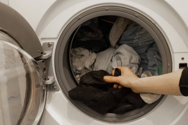 Banyodaki çamaşır makinesindeki temiz şeyleri kapat.