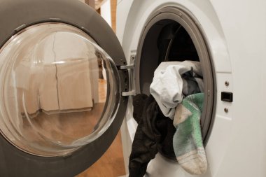 Banyodaki çamaşır makinesindeki temiz şeyleri kapat.