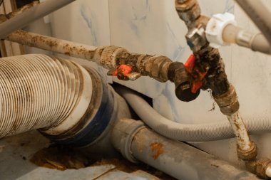 Banyodaki musluklu su borusu, tuvaletteki musluğun tamiri.