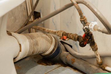 Banyodaki musluklu su borusu, tuvaletteki musluğun tamiri.