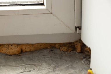 Penceredeki yamacın tamiri, penceredeki mantar, dairedeki pencere...