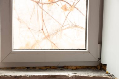 Penceredeki yamacın tamiri, penceredeki mantar, dairedeki pencere...
