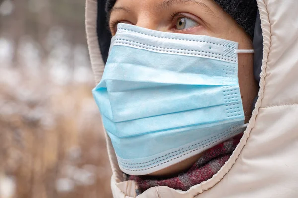 Ragazza Faccia Maschera Medica Inverno All Aperto Primo Piano — Foto Stock