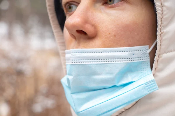 Ragazza Faccia Maschera Medica Inverno All Aperto Primo Piano — Foto Stock