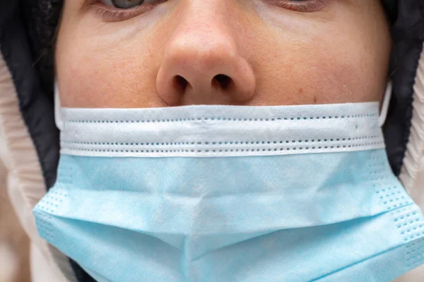 Ragazza Faccia Maschera Medica Inverno All Aperto Primo Piano — Foto Stock