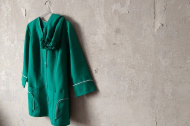 Ukraynalı hemşire kostümü bir evin eski beyaz duvarında asılı.