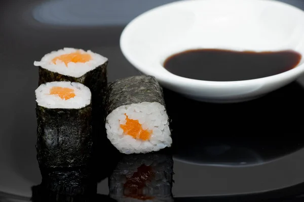 Sushi Dengan Ikan Merah Dan Sepiring Kecap Latar Belakang Hitam — Stok Foto