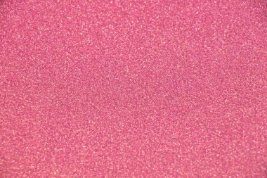 Pis, parlak, pembe arka plan. Yakın plan.