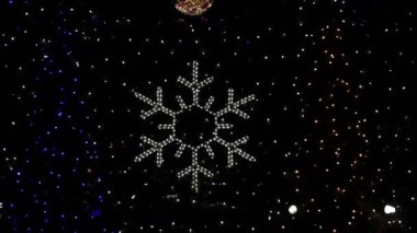 2020 yılında Ukrayna meydanında, Dnipro şehrinin merkezinde çelenkleri olan Noel ağacı.