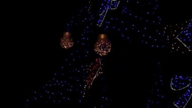 2020 yılında Ukrayna meydanında, Dnipro şehrinin merkezinde çelenkleri olan Noel ağacı.