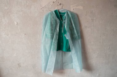 Ukraynalı hemşire kostümü bir evin eski beyaz duvarında asılı.