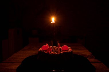 Doğum günü pastası. Karanlıkta yanan bir mum, tatil.