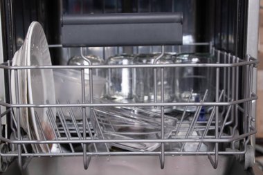 Mutfaktaki bulaşık makinesinde temiz bulaşık sepeti, tabakla bulaşık makinesi.